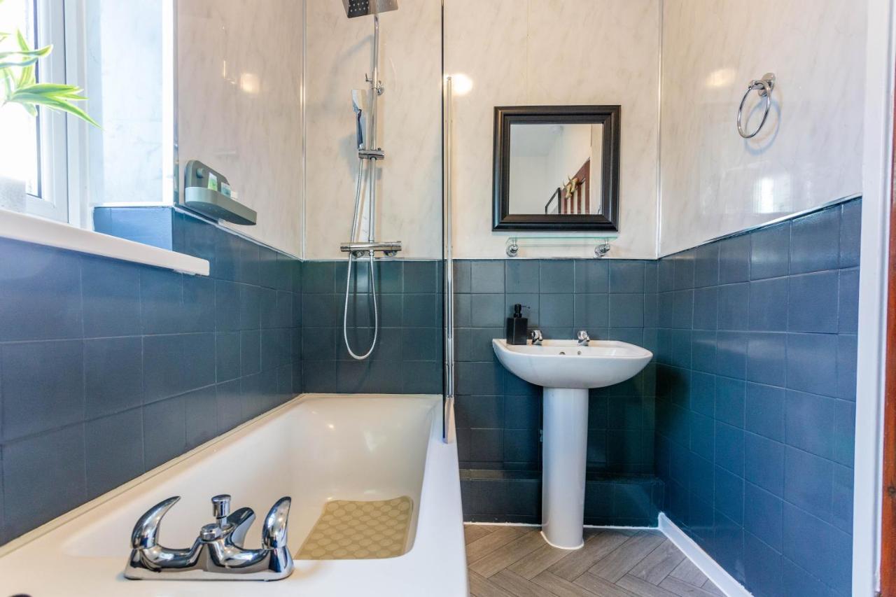 New Large 2 Bed Entire Near With Free Parking Апартаменты
